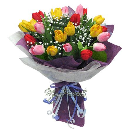 Букет из разноцветных тюльпанов, украшенный гипсофилой